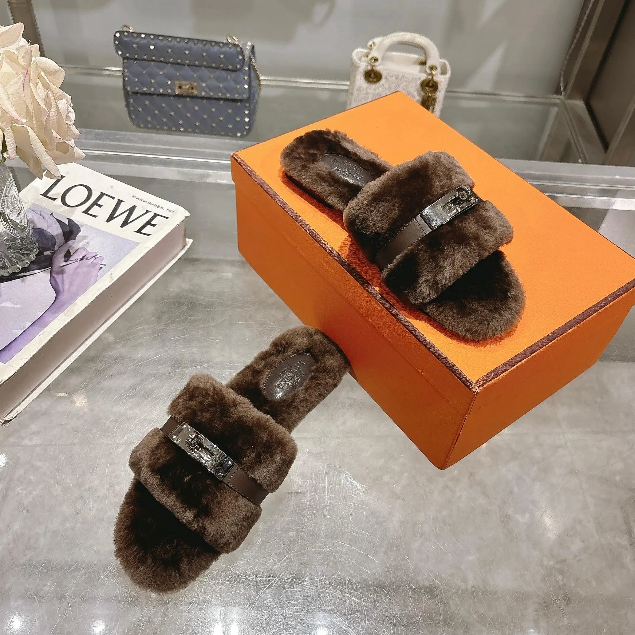 👟👟Ex-factory price 500👟👟 Purchasing agent level Hermes Hermès second uncle hair slippers are in stock all year round. 2025 new and new colors official website, Xiaohongshu synchronizes the latest color matching Hermès hot models are hot online, upgraded workmanship, high quality! Fashionable small wool H-trailers, autumn and winter style flat-soled wool mop, can be customized without standard, non-refundable and non-exchangeable. Fabric: Imported lamb's roll real wool. Lining: Imported lamb's roll real wool. Outsole: Genuine leather outsole. Size: 35-43, [Note: 41, 42, 43 customized]